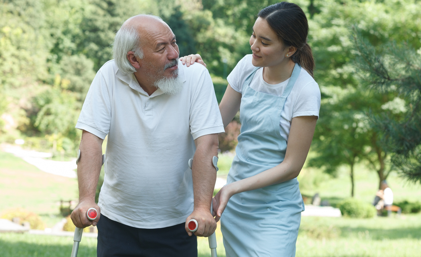 老人と介護スタッフ